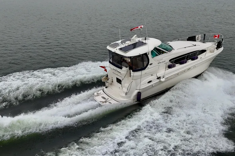 A Mi Manera Yacht Photos Pics 2007 Sea Ray 40 Motor Yacht cruising on open water, creating a dynamic wake.