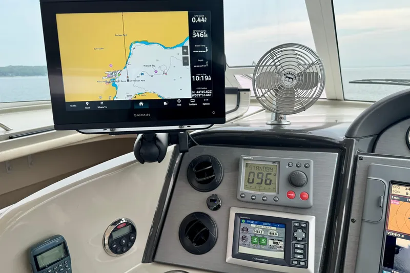 A Mi Manera Yacht Photos Pics Control panel of a 2007 Sea Ray 40 Motor Yacht with navigation screens.