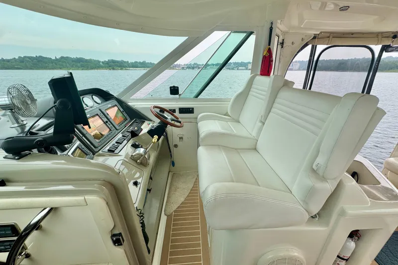 A Mi Manera Yacht Photos Pics 2007 Sea Ray 40 Motor Yacht helm with white seating and navigation controls.