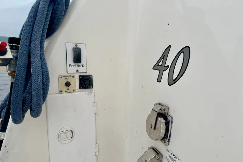 A Mi Manera Yacht Photos Pics 2007 Sea Ray 40 Motor Yacht exterior with SeaLift and cable connections.