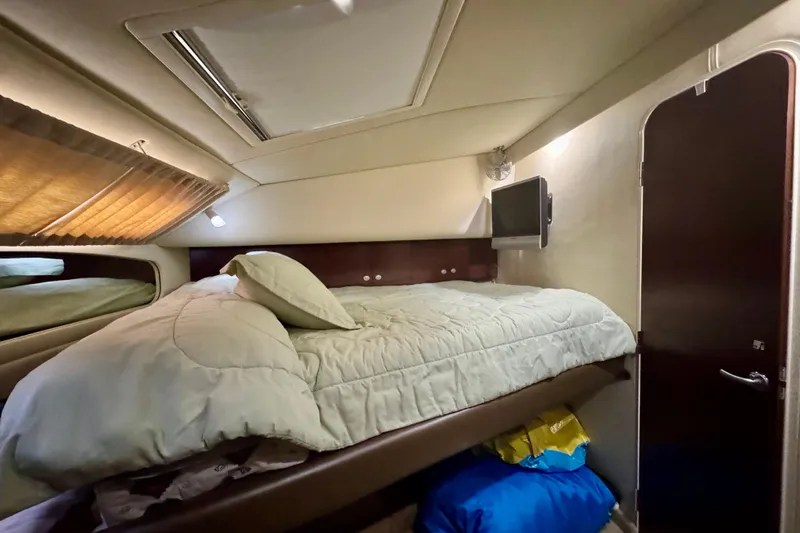 A Mi Manera Yacht Photos Pics Cozy bedroom in 2007 Sea Ray 40 Motor Yacht with TV and skylight.