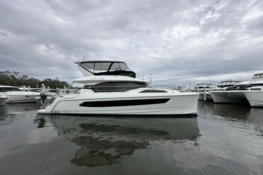 2023 Aquila 44 Yacht