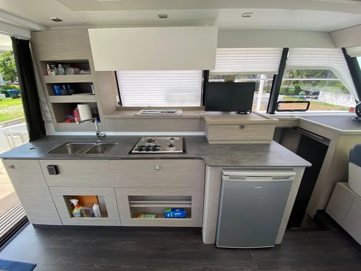 Thunder Yacht Photos Pics 