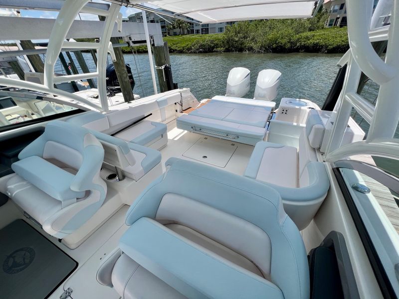 2019 Robalo R317 Dual Console