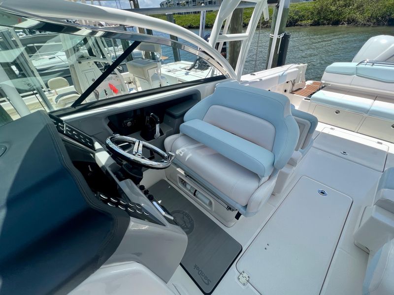 2019 Robalo R317 Dual Console