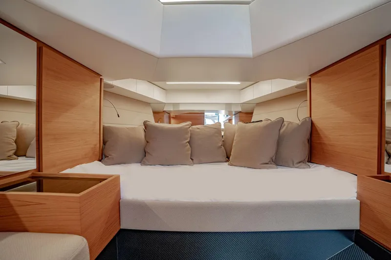 Tender Owl Yacht Photos Pics Double Berth