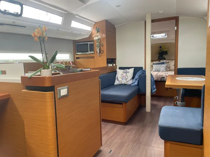 Shaz Yacht Photos Pics Interior of 2020 Jeanneau Sun Odyssey 410 yacht with modern furnishings and decor.