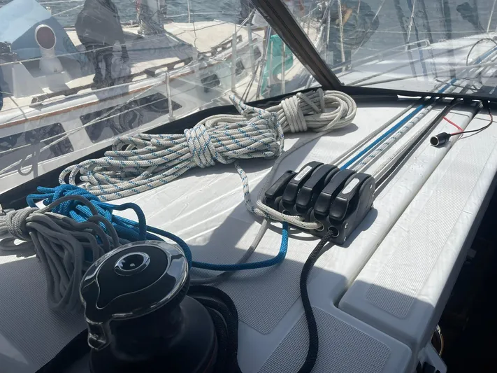 Shaz Yacht Photos Pics Deck of 2020 Jeanneau Sun Odyssey 410 with ropes and winch system.
