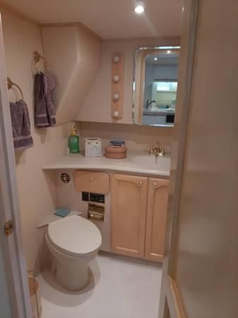 1998 Bluewater Coastal Cruiser 520 Yacht