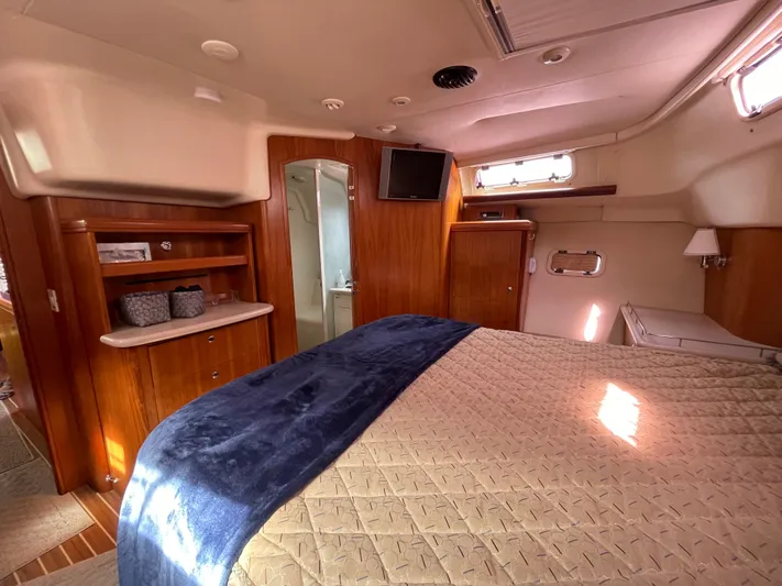 Talisa Yacht Photos Pics Luxurious cabin interior of 2006 Hunter 45cc yacht with cozy bed and wooden furnishings.