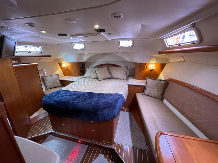 Talisa Yacht Photos Pics Luxurious cabin interior of a 2006 Hunter 45cc yacht with cozy bedding and seating.
