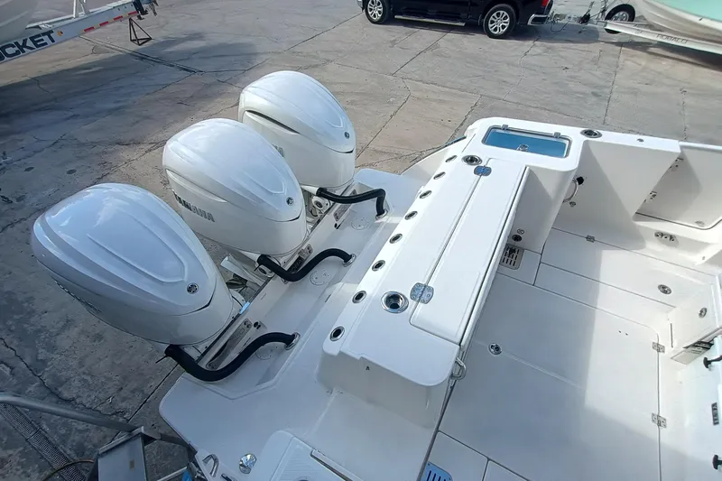 360-105 Yacht Photos Pics 2026 Robalo R360 Center Console with triple Yamaha outboard engines.