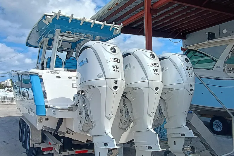360-105 Yacht Photos Pics 2026 Robalo R360 Center Console with triple Yamaha 350 V6 engines.