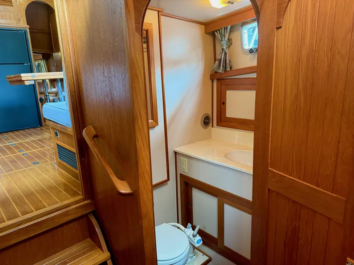 Winds Of Change Yacht Photos Pics Ensuite Master Stateroom