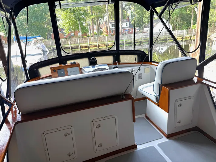 Winds Of Change Yacht Photos Pics Flybridge Interior