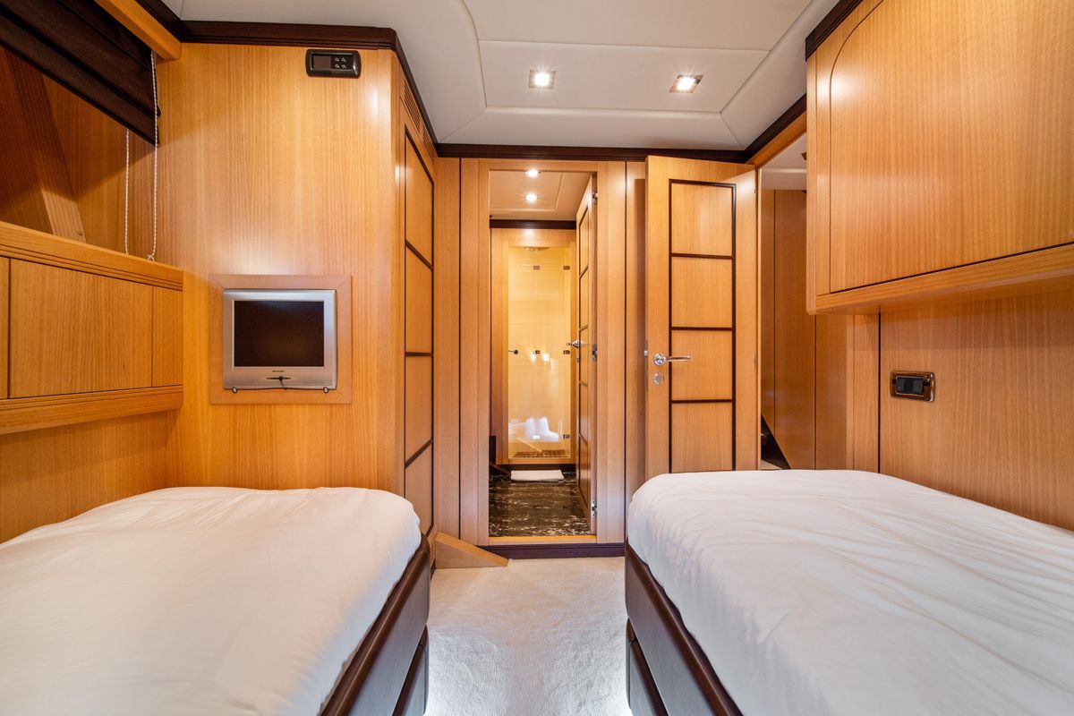 2007 Mangusta 103 