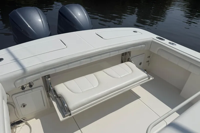  Yacht Photos Pics 2018 Regulator 31 boat with dual engines and foldable seating.