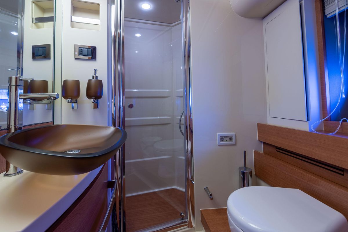 2013 Azimut 66 