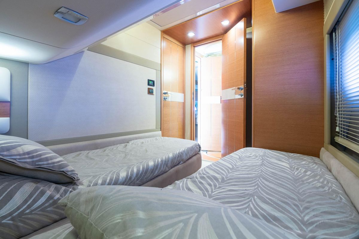 2013 Azimut 66 