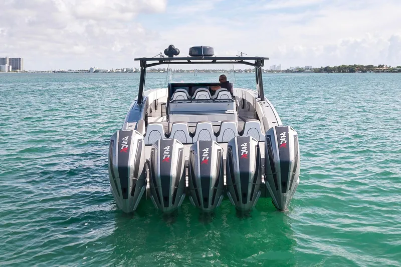 Devenzo Yacht Photos Pics 2022 Midnight Express 43 Open boat with five powerful outboard engines on turquoise water.