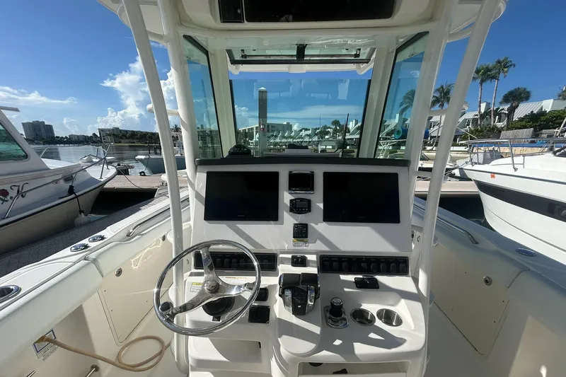 The Homestretch Yacht Photos Pics 2014 Boston Whaler - Helm