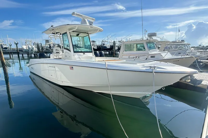 The Homestretch Yacht Photos Pics 2014 Boston Whaler - Exterior profile on the water