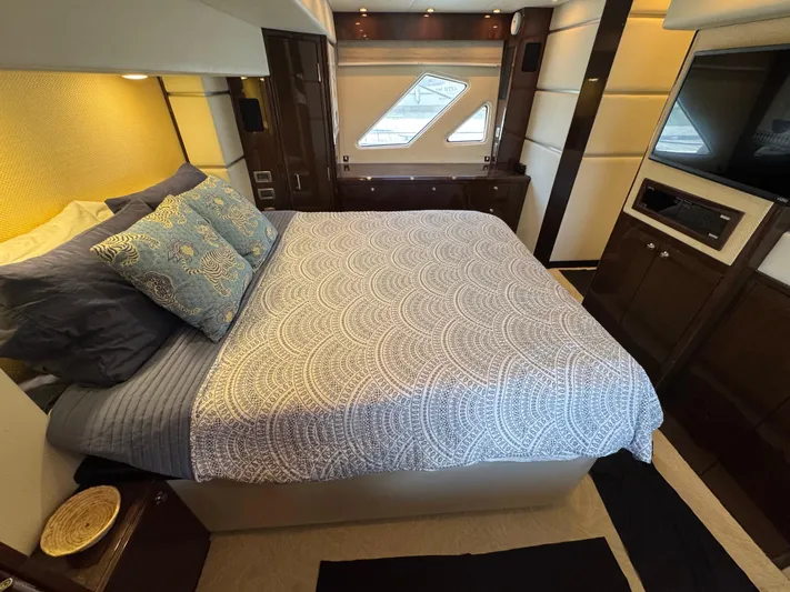 W Yacht Photos Pics 22 2007 Marquis 55 Full Beam Owners Staterooom Looking Port