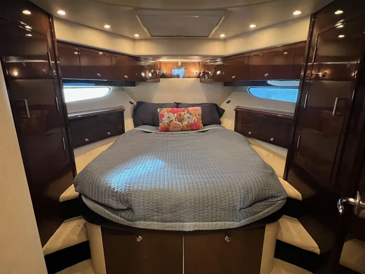 W Yacht Photos Pics 29 2007 Marquis 55 Forward VIP Centerline Queen 2