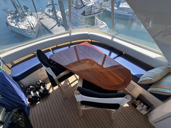 W Yacht Photos Pics 39 2007 Marquis 55 Flybridge Dinette 2