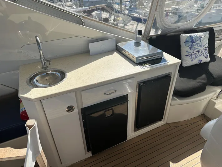 W Yacht Photos Pics 40 2007 Marquis 55 Flybridge Kitchenette