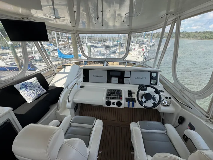 W Yacht Photos Pics 41 2007 Marquis 55 Flybridge Helm 1