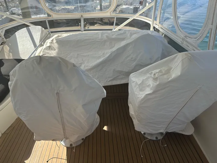 W Yacht Photos Pics 47 2007 Marquis 55 Flybridge Helm Covered 7