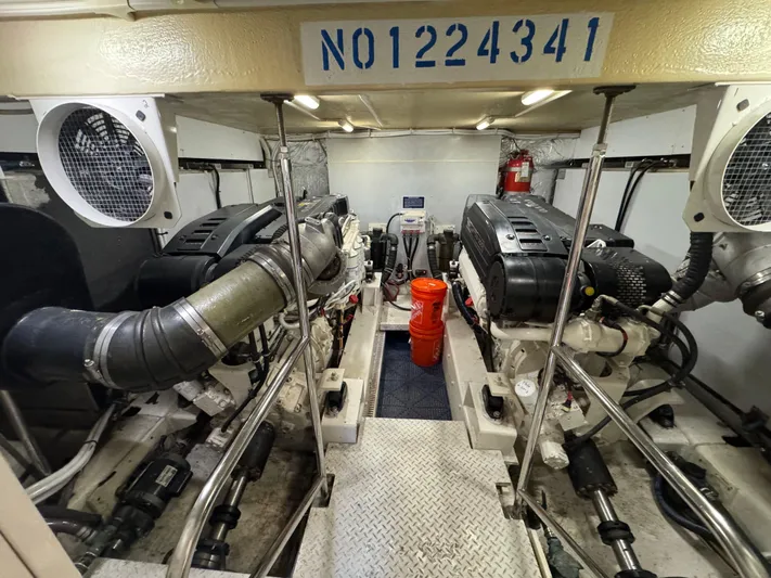 W Yacht Photos Pics 52 2007 Marquis 55 Engine Room 1