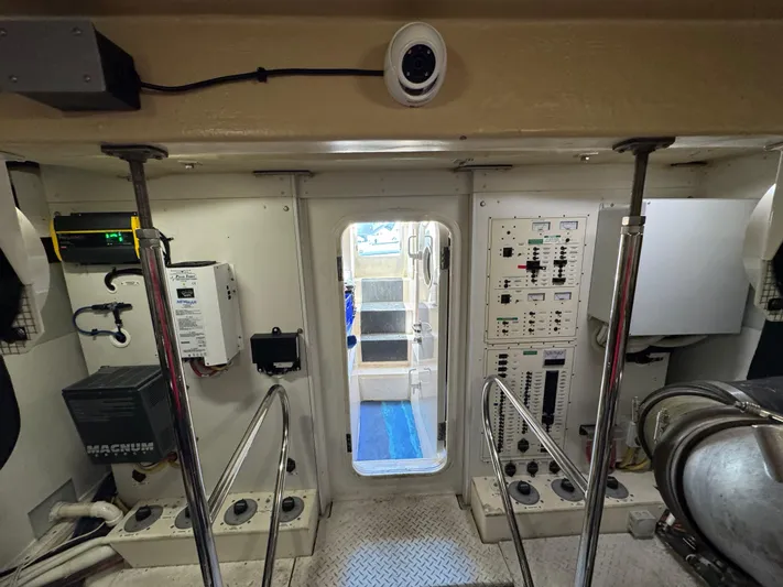 W Yacht Photos Pics 54 2007 Marquis 55 Engine Room 3