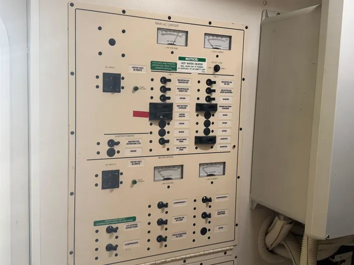 W Yacht Photos Pics 57 2007 Marquis 55 Engine Room 6