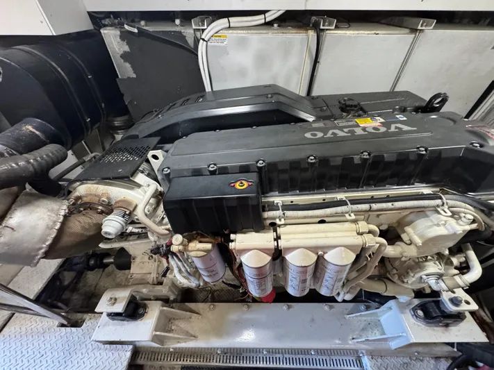 W Yacht Photos Pics 60 2007 Marquis 55 Engine Room 10