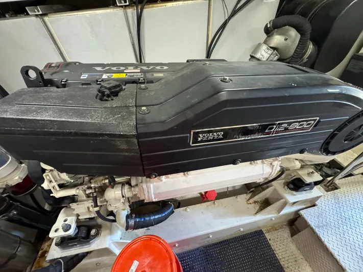 W Yacht Photos Pics 61 2007 Marquis 55 Engine Room 11