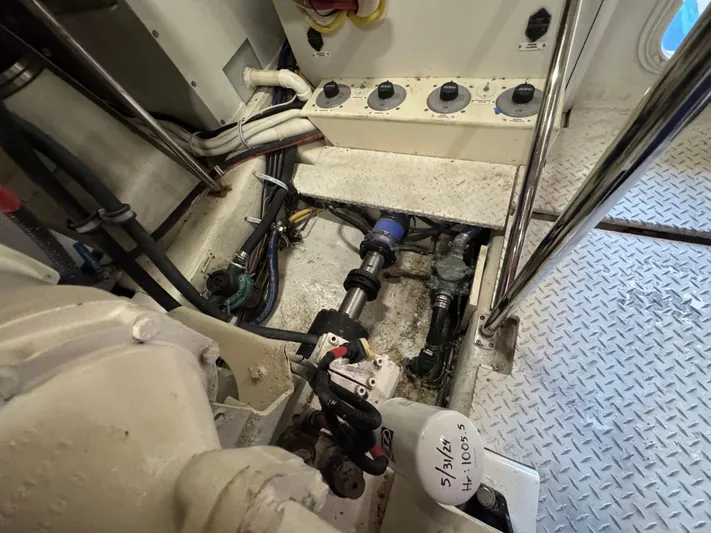 W Yacht Photos Pics 68 2007 Marquis 55 Engine Room 18