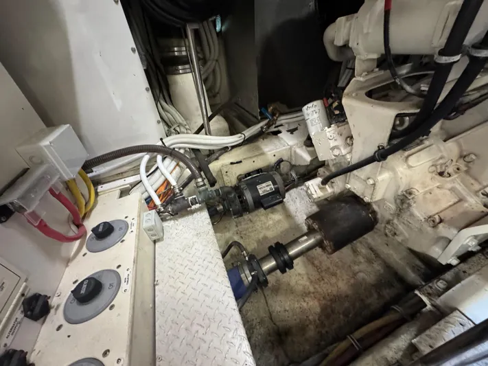 W Yacht Photos Pics 69 2007 Marquis 55 Engine Room 19