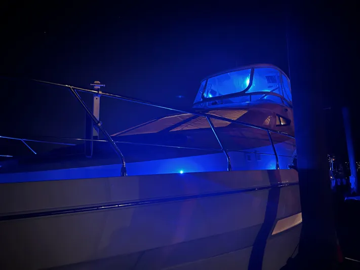 W Yacht Photos Pics 90 2007 Marquis 55 Exterior Lights Front