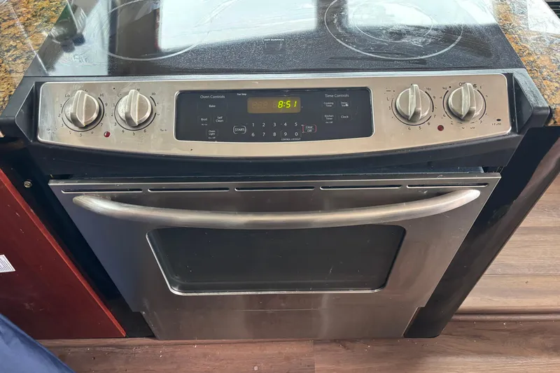  Yacht Photos Pics Stainless steel Maiora Phantom oven, model 1986, with digital controls and stovetop.
