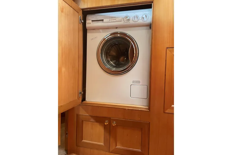 Eagles Soar Yacht Photos Pics Built-in washing machine in wooden cabinet, Hampton 490 model, year 2000.