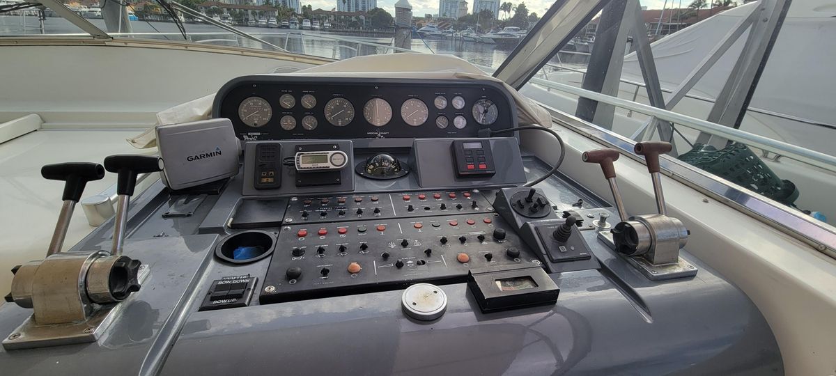 1987 Mochi Craft Express Cruiser 50