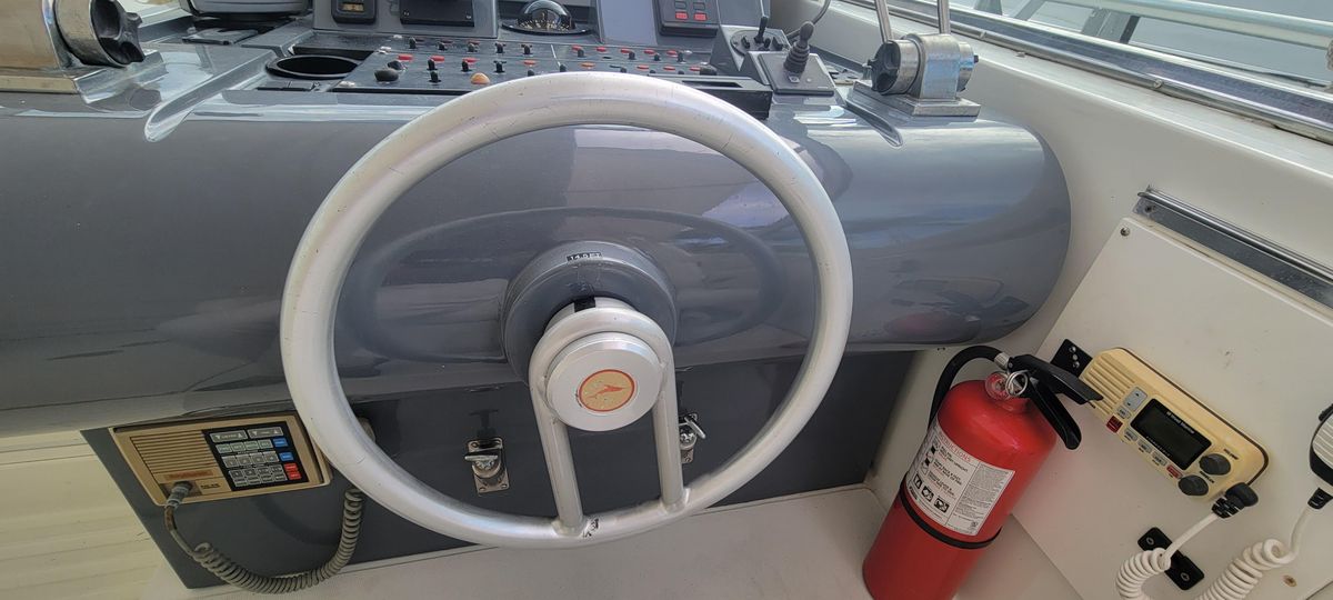 1987 Mochi Craft Express Cruiser 50