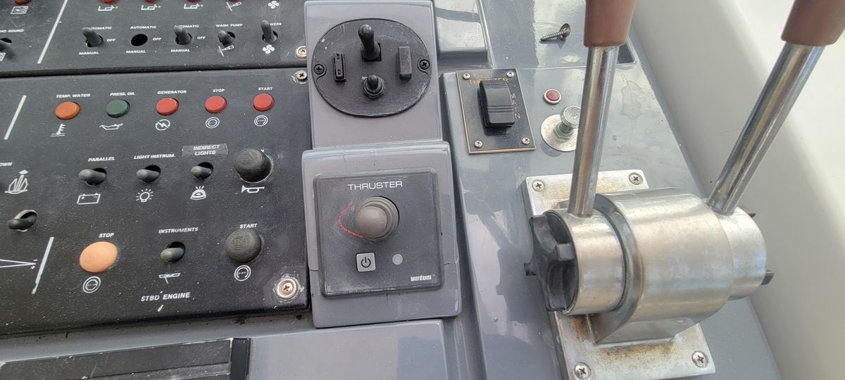 1987 Mochi Craft Express Cruiser 50