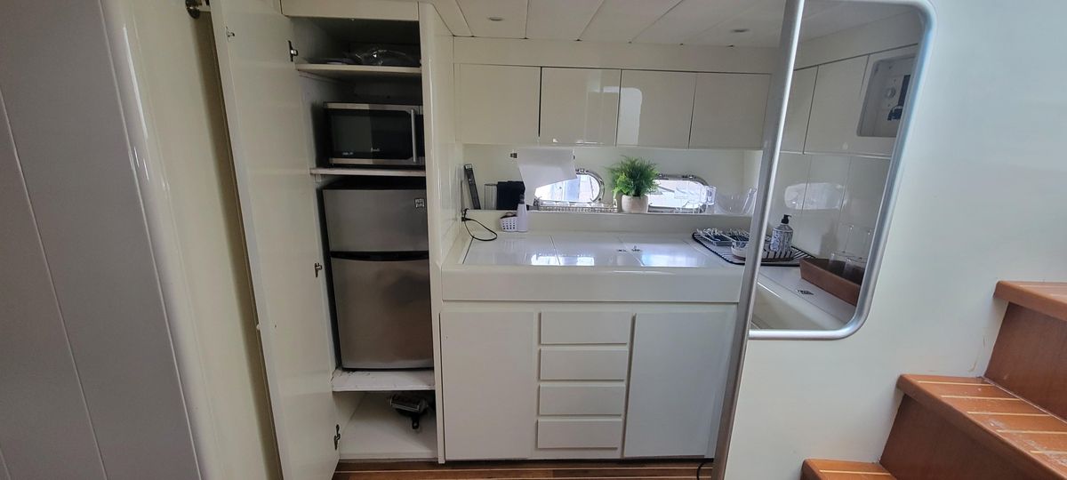 1987 Mochi Craft Express Cruiser 50