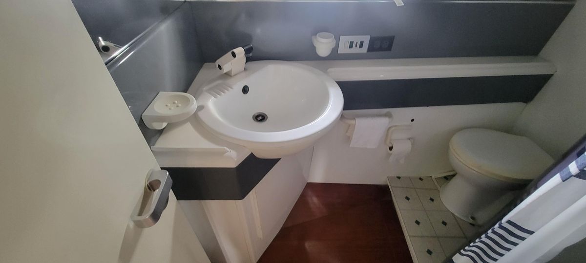 1987 Mochi Craft Express Cruiser 50