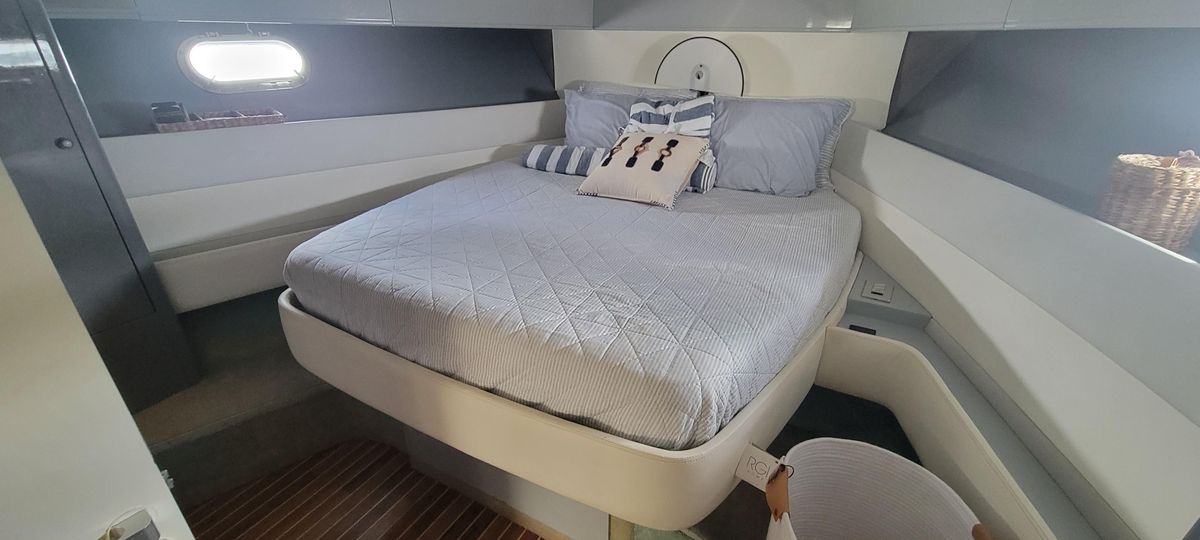 1987 Mochi Craft Express Cruiser 50