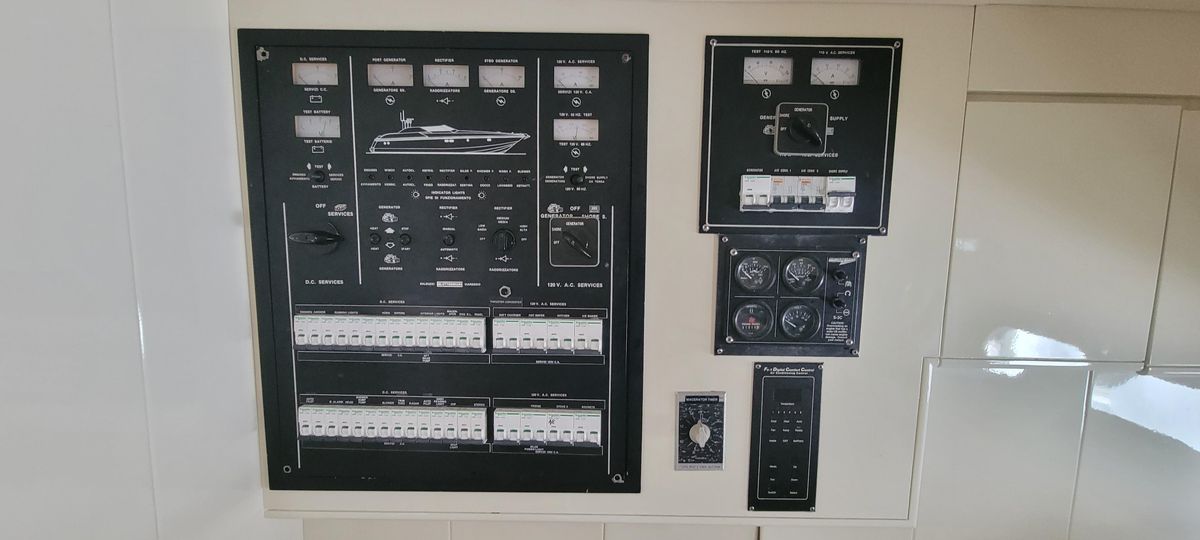 1987 Mochi Craft Express Cruiser 50