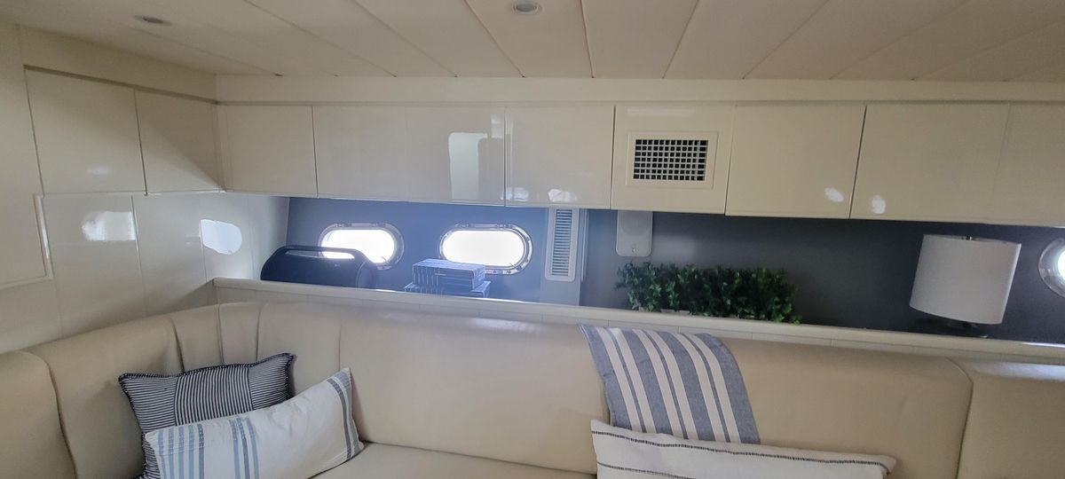 1987 Mochi Craft Express Cruiser 50
